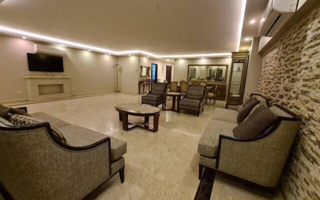 Spacious Executive Luxury Apartment With Balcony