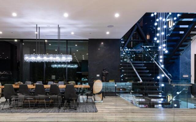 Sophisticated Modern Retreat in Bel Air