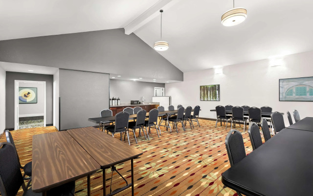 Best Western Luxbury Inn Fort Wayne