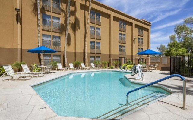 GreenTree Inn & Suites Phoenix Sky Harbor