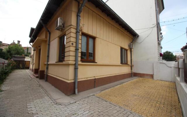 Lovely house and courtyard in city center