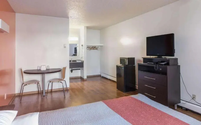 Motel 6-Camrose, AB