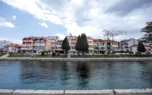 Art Caffe Struga River View Hotel