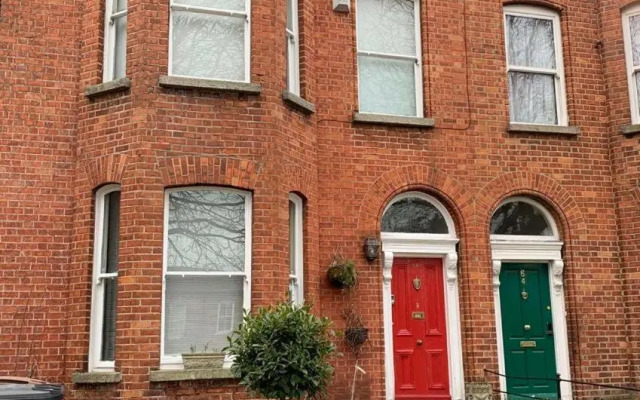 Upstairs Studio - Private kitchenette and Small en-suite