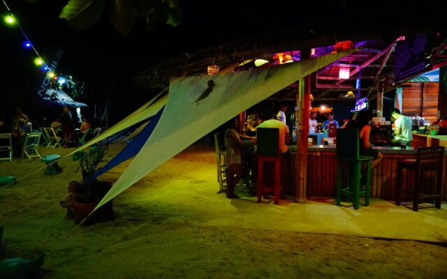 Dancing Elephant Beach Club - Hostel