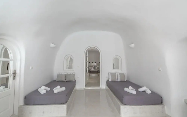 Fira-cave-sleeps 13-parking-pool-pet Friendly