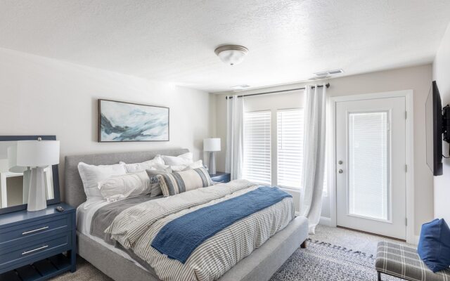 Poolside Escape At The Ledges