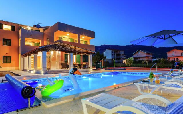 Beautiful Villa in Kaštel Novi with Pool