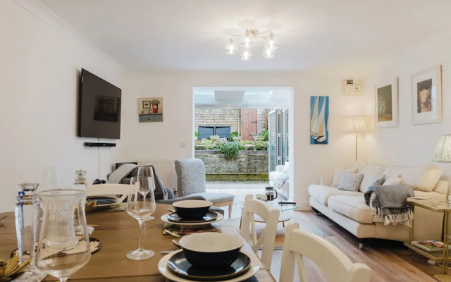 Stylish Retreat with Garden in Tetbury