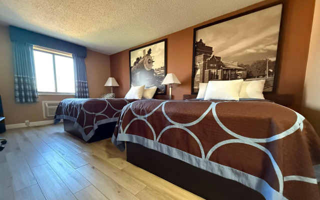 Super 8 by Wyndham Hutchinson