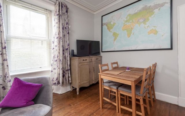 412 Lovely 2 Bedroom Apartment in Abbeyhill Colonies Near Holyrood Park and Calton Hill
