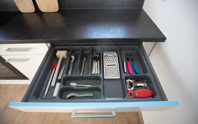 Sunlit Garden & Mountain Apartment