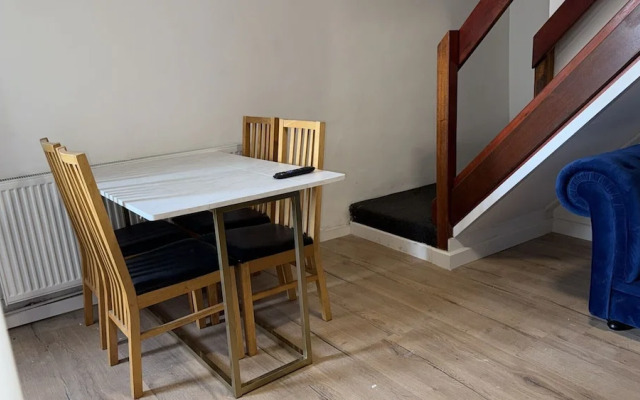 Large and Peaceful 4-bedroom House in Bridgend
