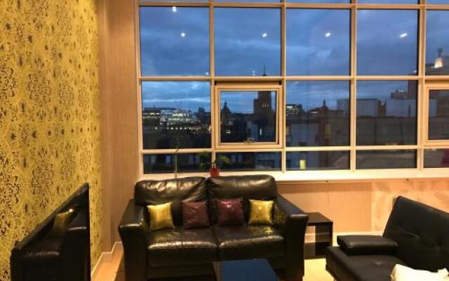 Glasgow City Center Flat with Parking