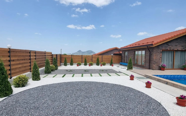 Guest House No. 1 Four Seasons