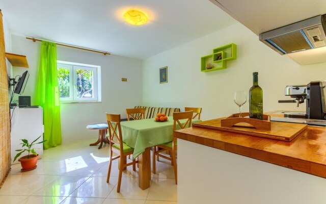 2-bdr apt With Shared Garden, 3 min Walk to Beach