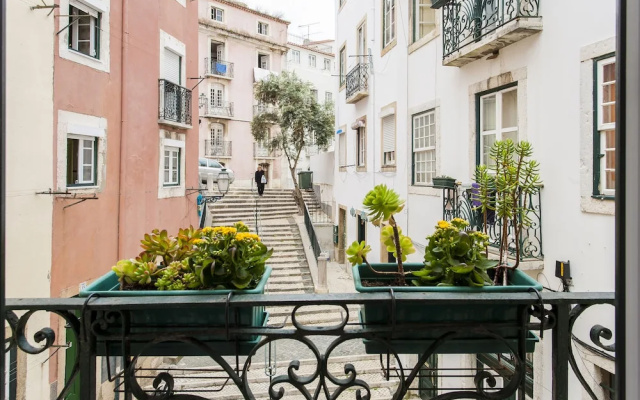 JOIVY Stylish 1-bed flat w/ city views in Alfama