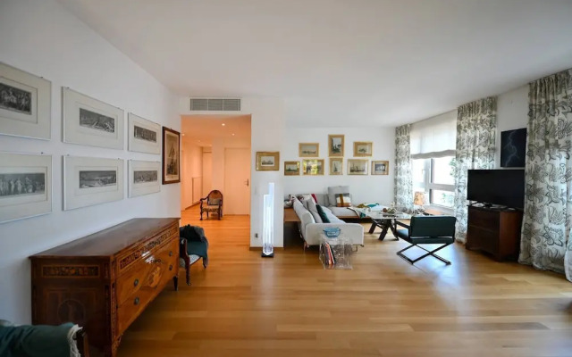One & Only Lake View Apartment