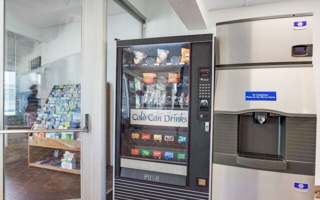 Oyo Hotel Mona Lake Muskegon