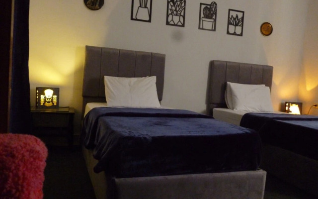 Seven Pyramids Inn