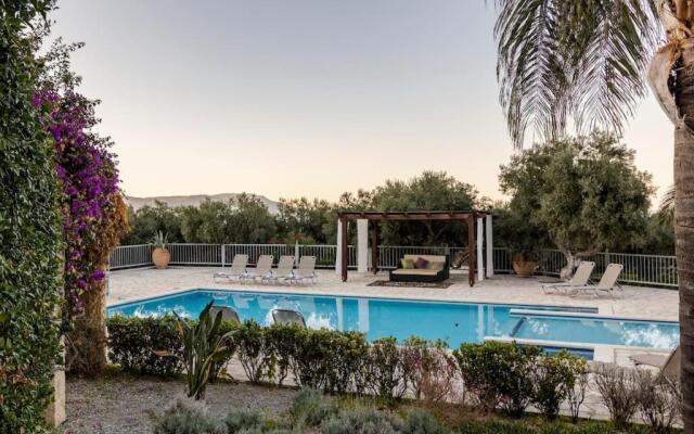 ~ALONI HOUSE~ private villa with pool, up to 10pax