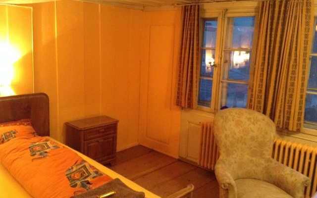 200 Year Old Swiss House – Guest Rooms – Erlenbach im Simmental