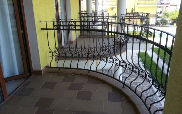 Green Hills Apart Complex