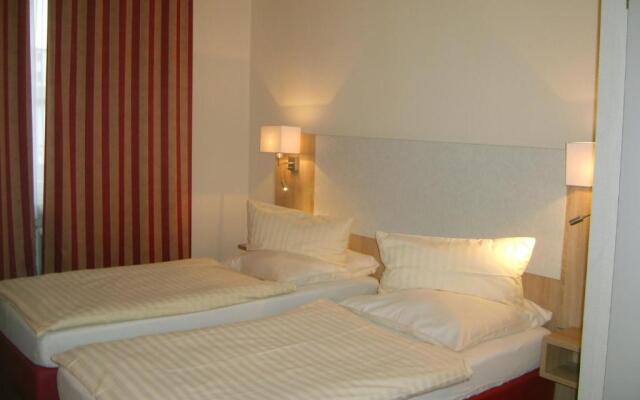 City Hotel by Celina