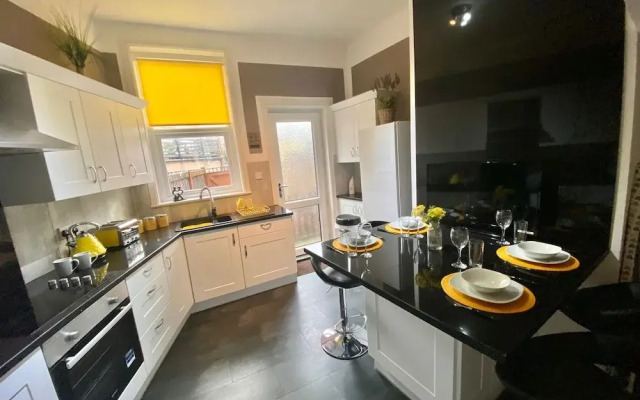 Blackpool Abode - Buttercup Suite