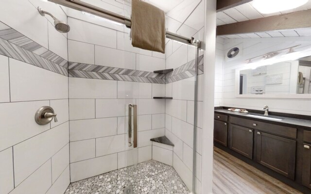 Bigfoots Hideaway 1 Bedroom Cabin by RedAwning