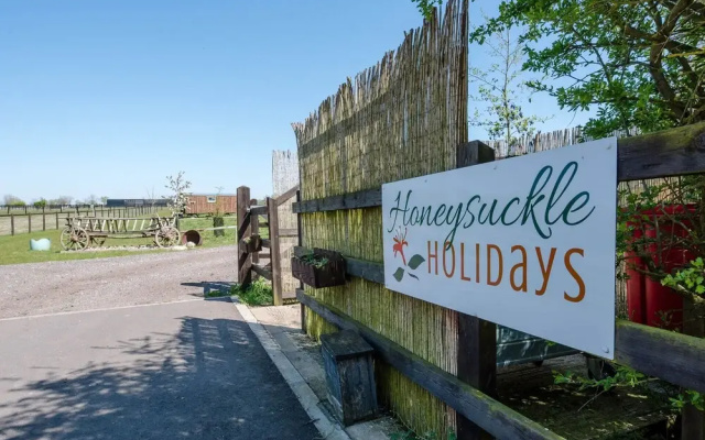 Honeysuckle Farm Hut 1 - Suffolk Farm Holidays