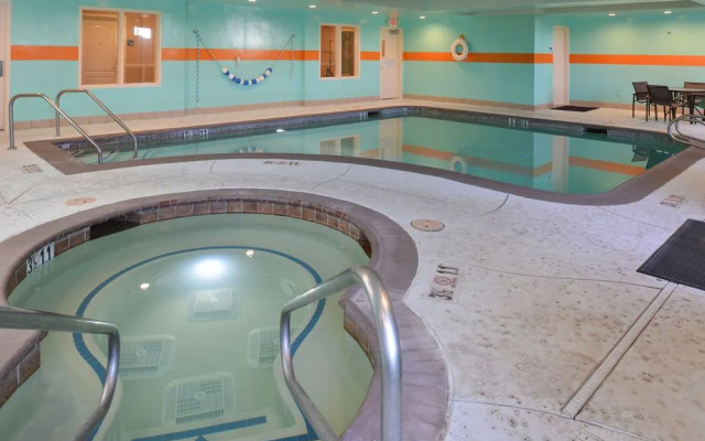 Holiday Inn Express & Suites Lathrop