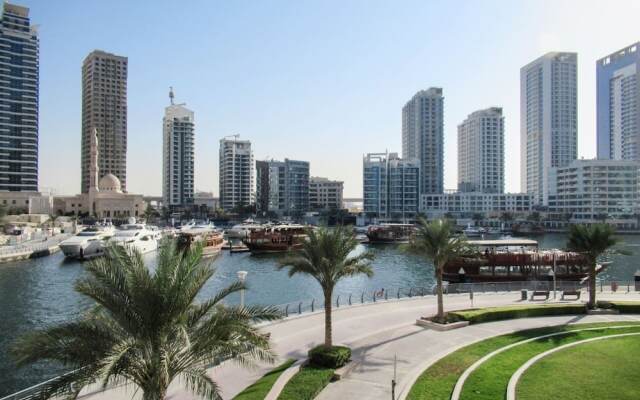 Modern & Classy 1BR Overlooking Marina!