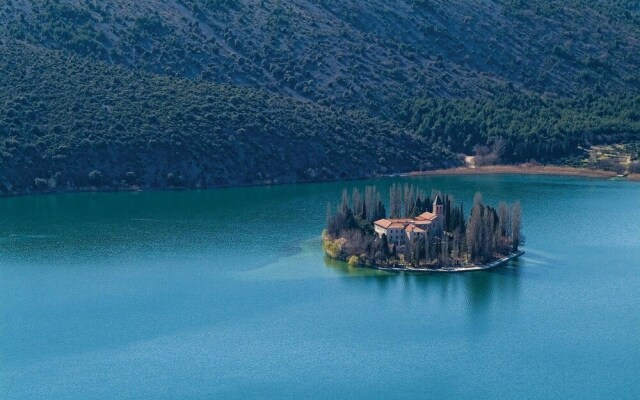 Nice Home in Skradin with Hot Tub, WiFi & 4 Bedrooms