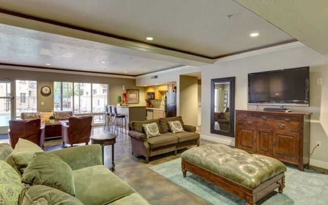 Downtown Luxury Condo at Citifront