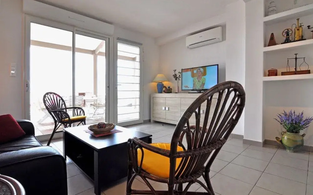 Villa With 2 Bedrooms in Saint Pierre la Mer, With Wonderful sea View and Furnished Terrace - 600 m From the Beach