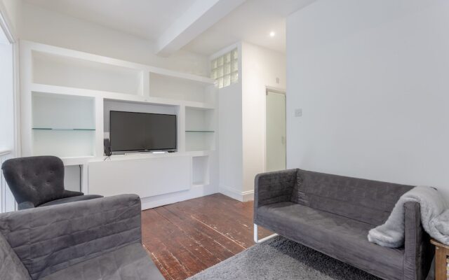 Modern 2 Bedroom in Queens Park With Garden