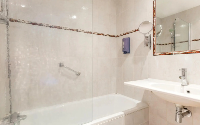Logis Hotel les Cedres Bleus