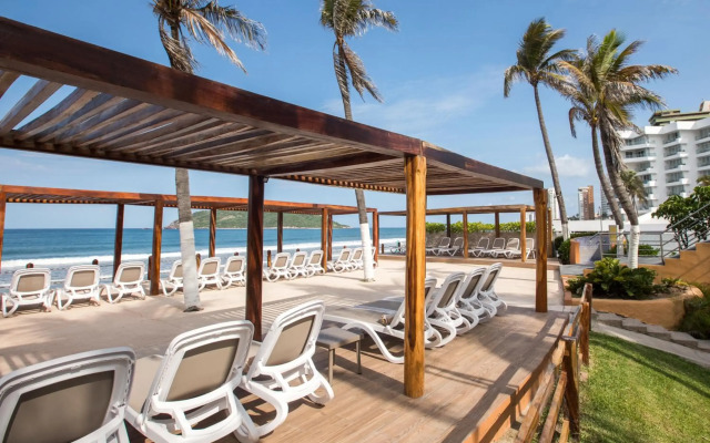 Costa De Oro Beach Hotel