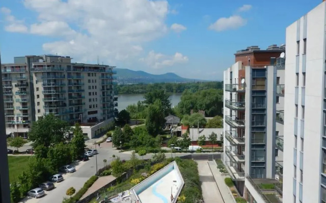 Imádnivaló medencés hotellakás szaunával.