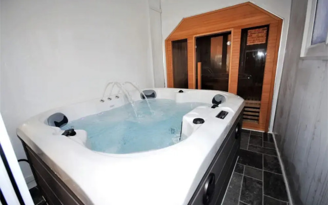 Relaxing Getaway With Hot Tub & Sauna Sleeps 6