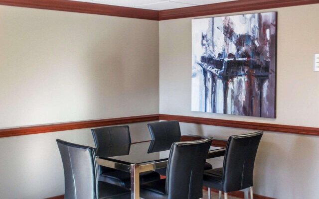 Econo Lodge Warrensville Heights Hotel