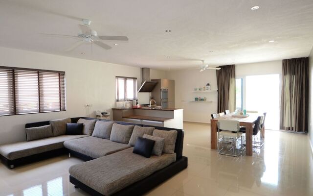 Modern Villa in Jan Thiel with Hot Tub