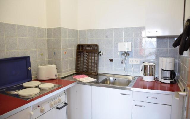 Einfaches 2-Zimmer-Appartement mit Balkon.