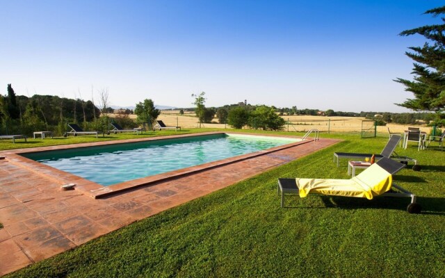 Comfortable Holiday Home in Catalonia with Swimming Pool