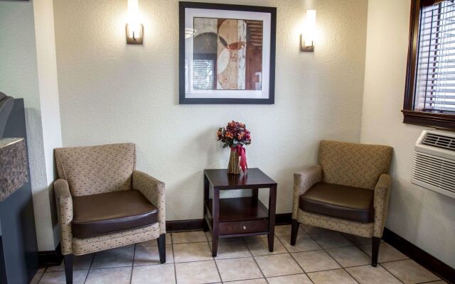 HomeTowne Studios by Red Roof Orlando South