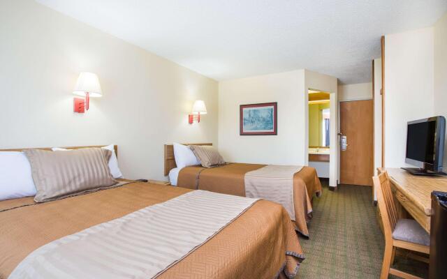 Travelodge by Wyndham Perry National Fairgrounds Area I-75