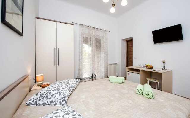 Apartments & Rooms Chiara