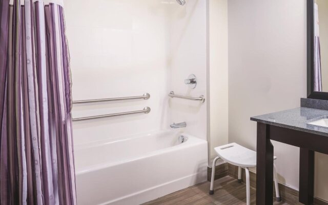 La Quinta Inn & Suites by Wyndham Clifton Park/Saratoga Area