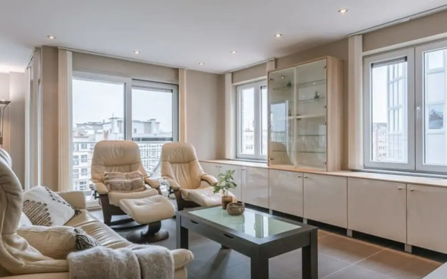 Spacious Apartment With Lateral sea View